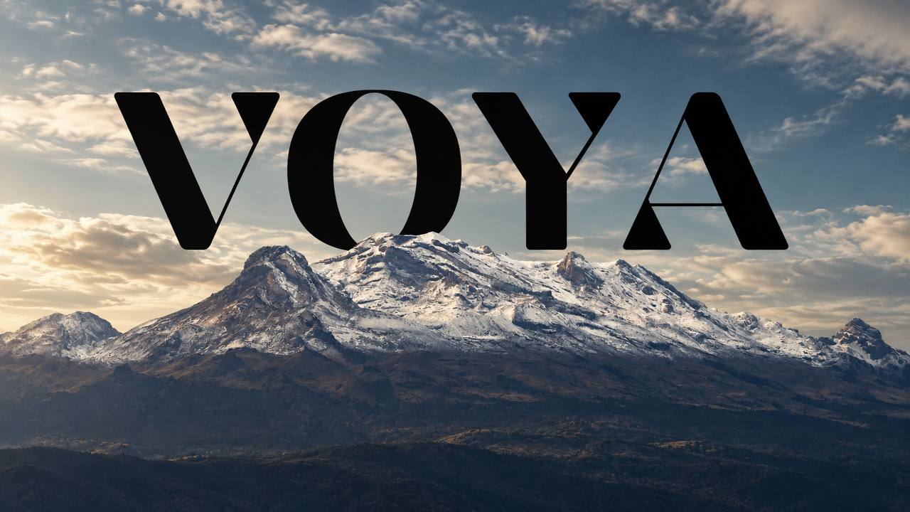 El volcán Iztaccíhuatl nevado al atardecer, bajo el logotipo VOYA